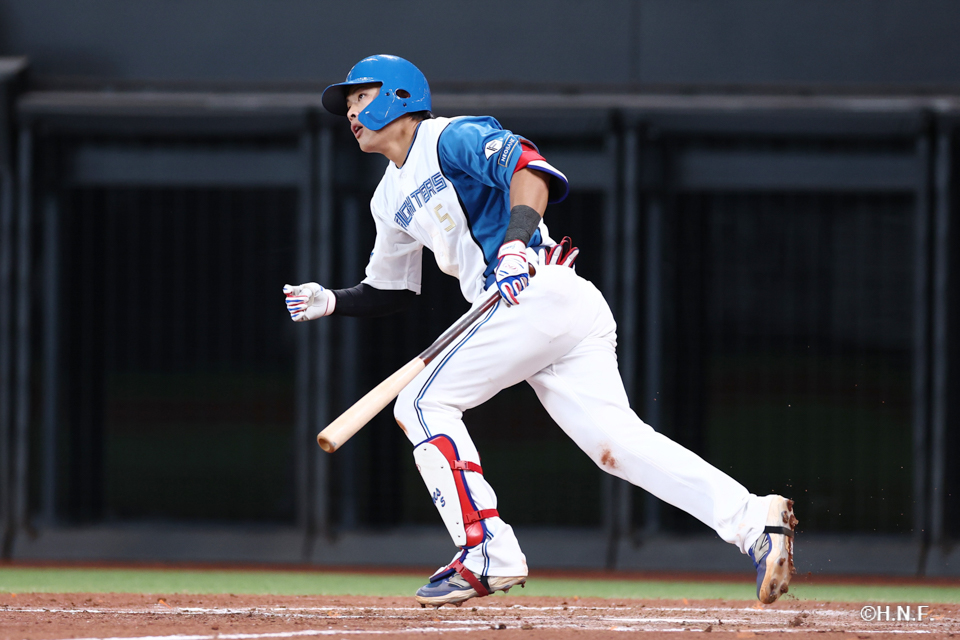 3回裏、左中間へ二塁打を放つ野村選手01