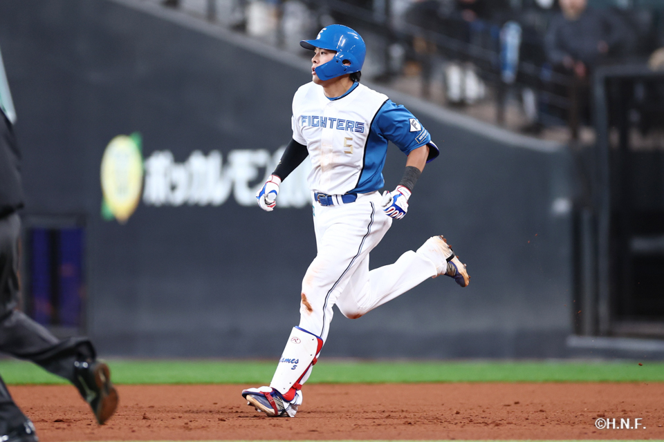 3回裏、左中間へ二塁打を放つ野村選手02