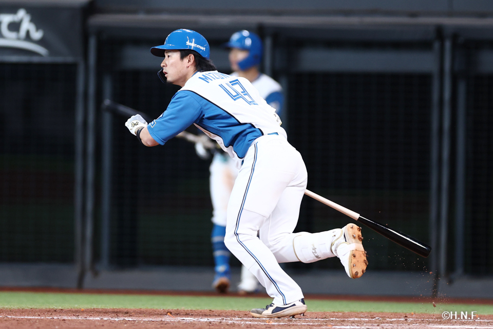 3回裏、センターへ適時打を放つ水野選手