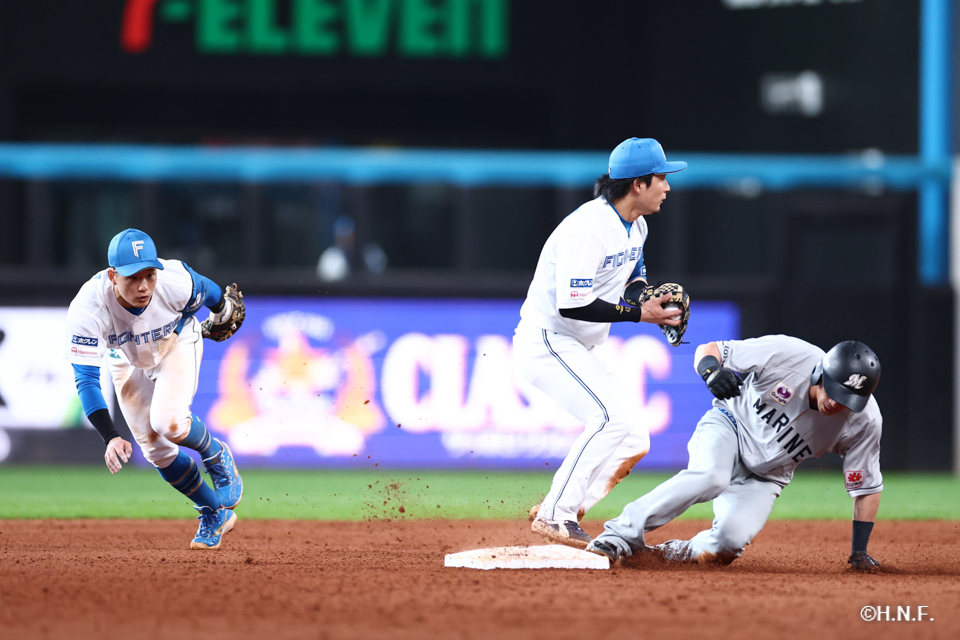 5回表、併殺を完成させる奈良間選手と水野選手