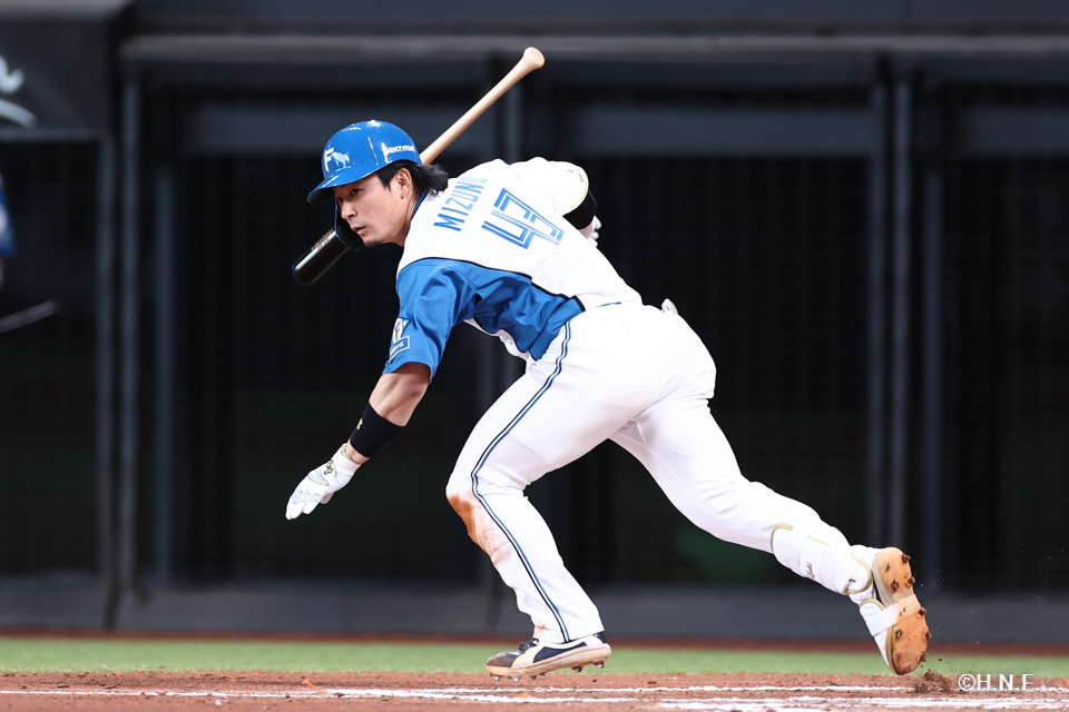 6回裏、内野安打を放つ水野選手