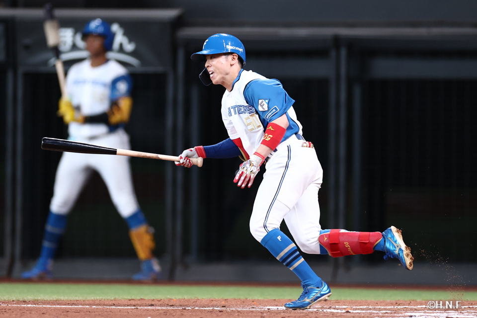 7回裏、センターへヒットを放つ五十幡選手