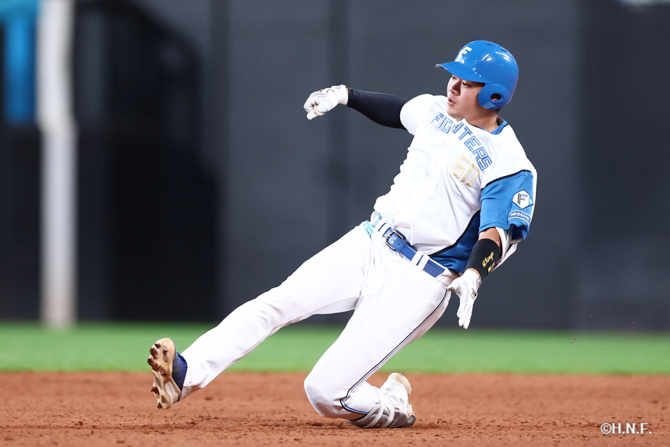 8回裏、センターへ二塁打を放った吉田選手