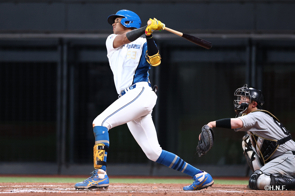 9回裏、サヨナラの本塁打を放つ水谷選手01