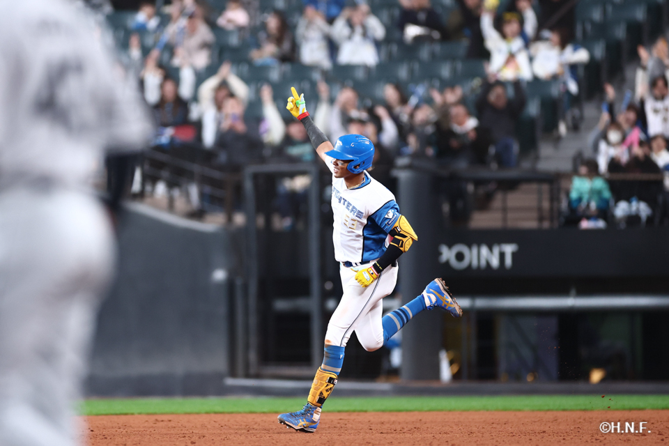 9回裏、サヨナラの本塁打を放つ水谷選手02