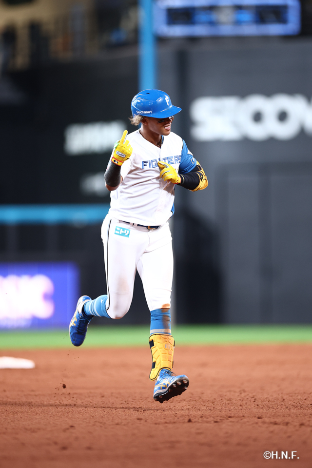 9回裏、サヨナラの本塁打を放つ水谷選手03