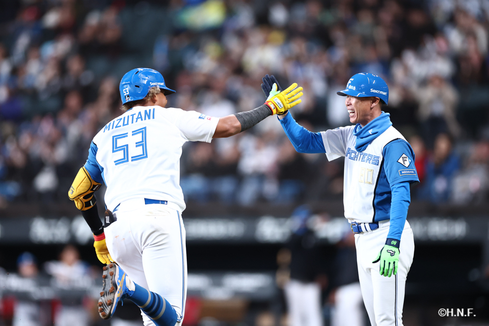 9回裏、サヨナラの本塁打を放つ水谷選手04