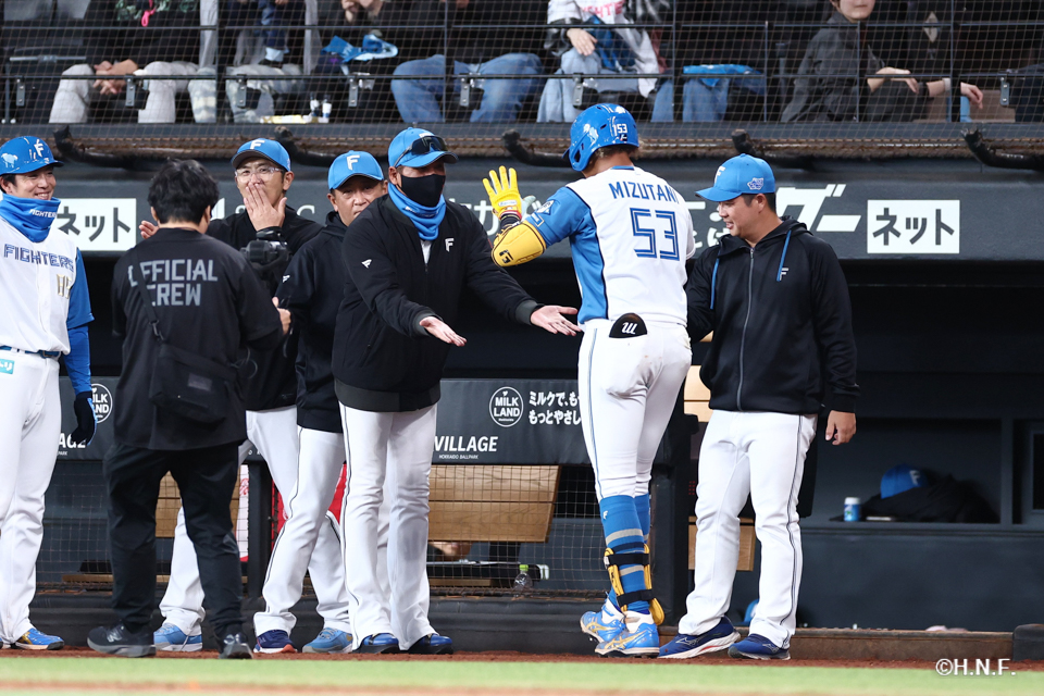 9回裏、サヨナラの本塁打を放つ水谷選手05