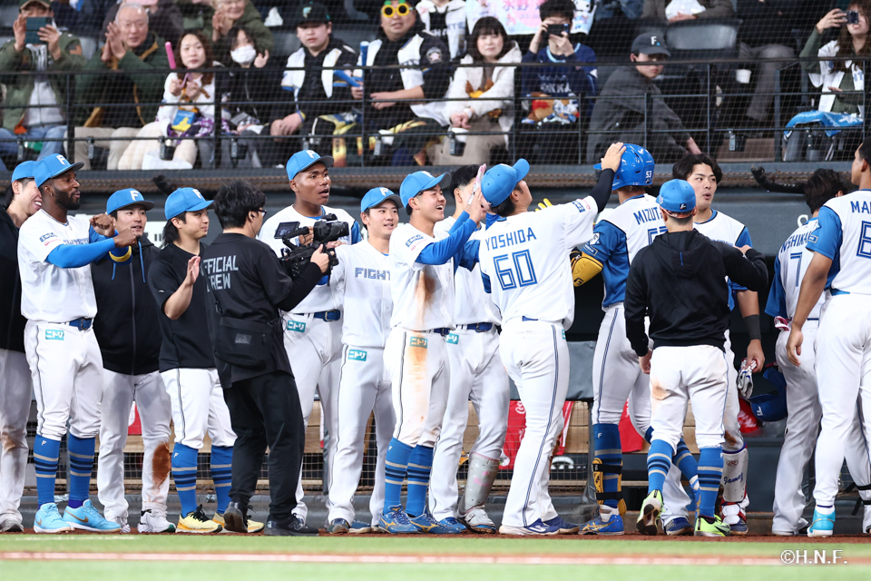 9回裏、サヨナラの本塁打を放つ水谷選手06