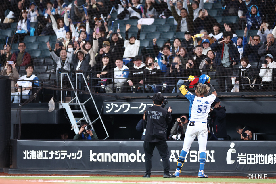 9回裏、サヨナラの本塁打を放つ水谷選手07