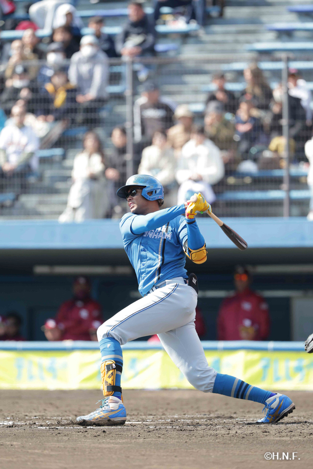 3回表、レフトへヒットを放つ水谷選手01