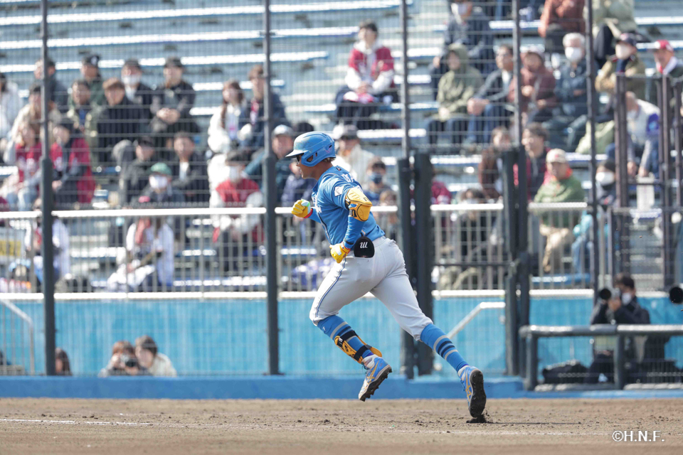 3回表、レフトへヒットを放つ水谷選手02