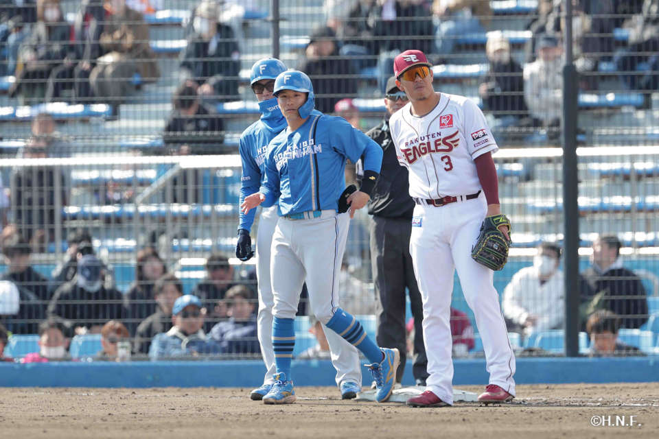 4回表、四球で出塁した奈良間選手