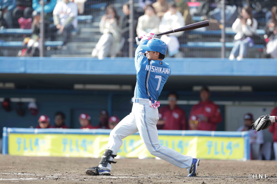 5回表、ライトへヒットを放つ西川選手