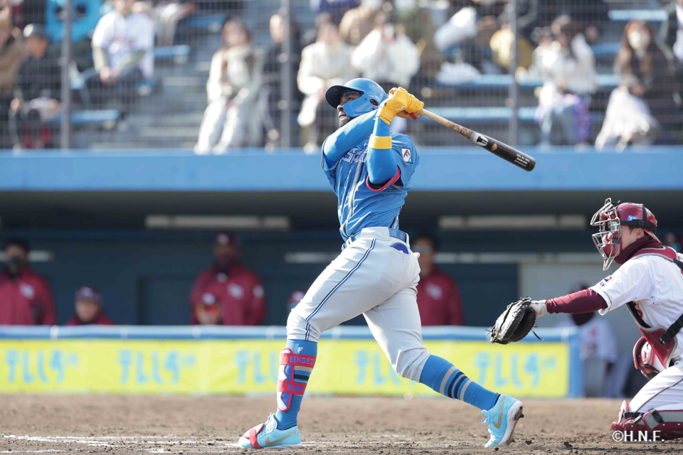 8回表、先制の2ランを放つカストロ選手01