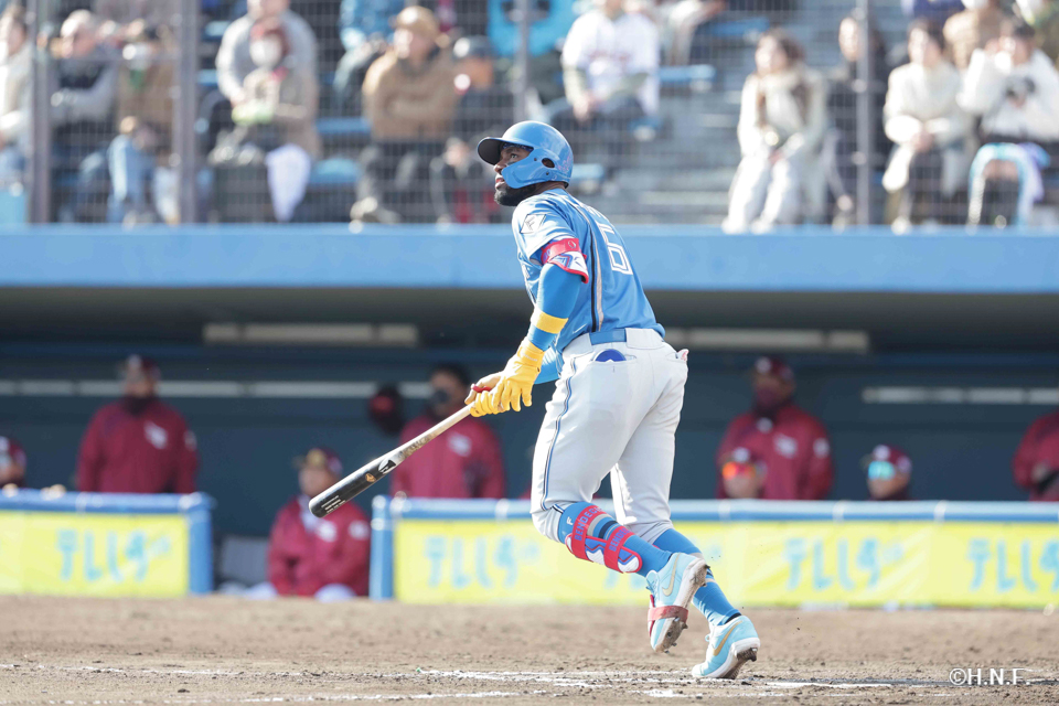 8回表、先制の2ランを放つカストロ選手02