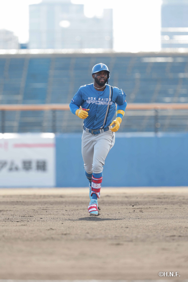 8回表、先制の2ランを放つカストロ選手03