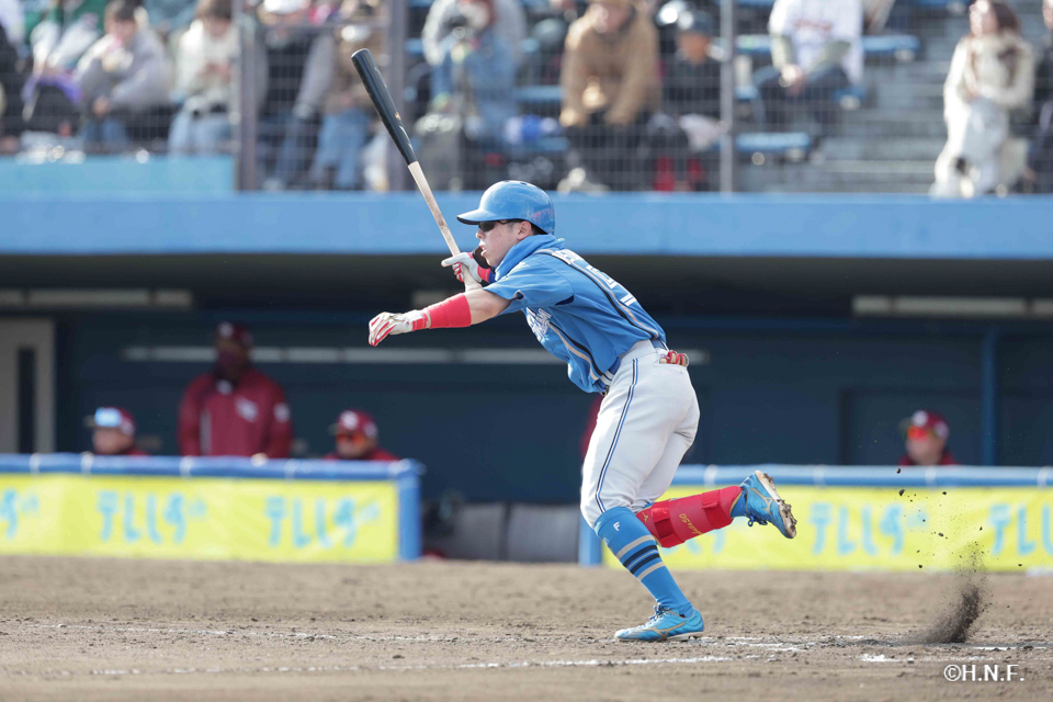 9回表、センターへヒットを放つ五十幡選手