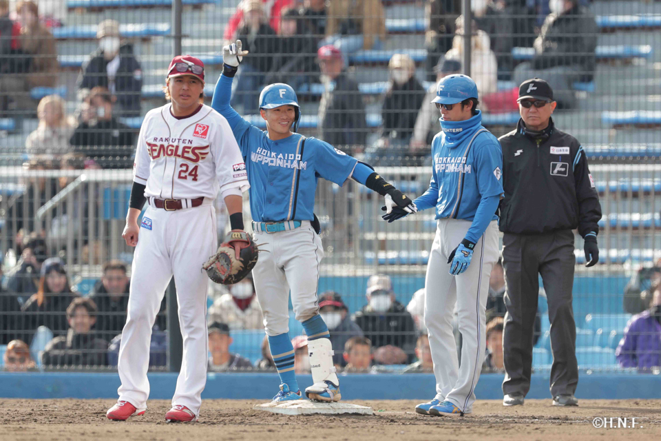 9回表、ライトへ適時打を放った奈良間選手