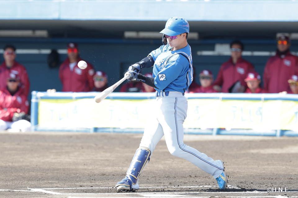 1回表、ライトへヒットを放つ矢澤選手