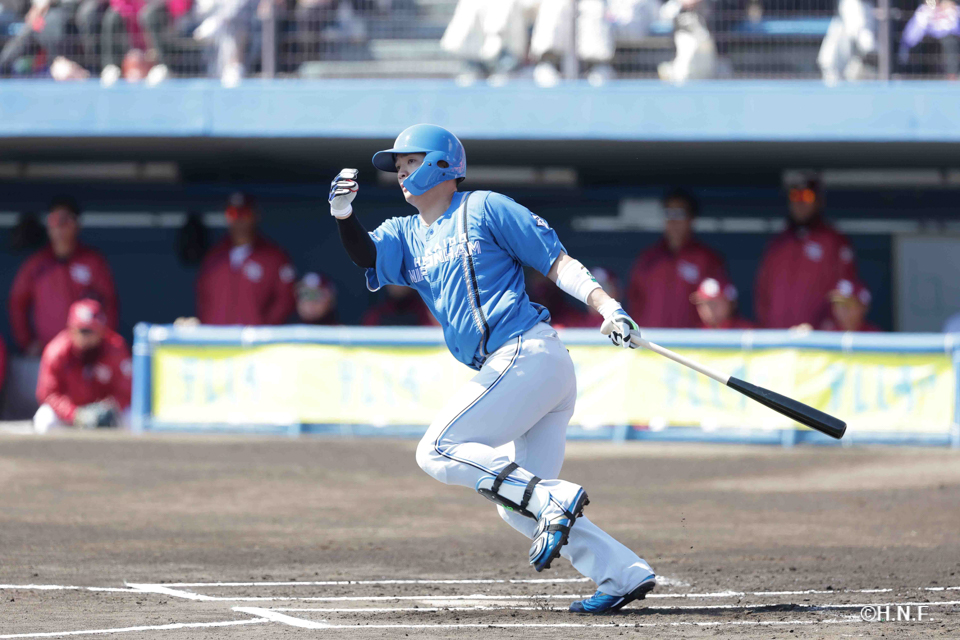 1回表、先制の適時打を放つ郡司選手