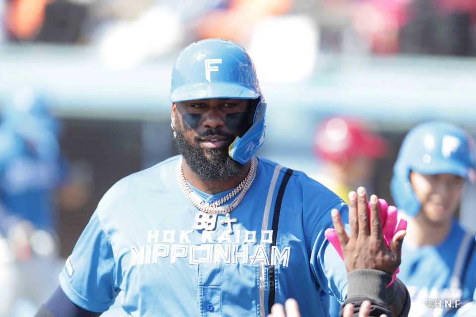 1回表、生還したレイエス選手