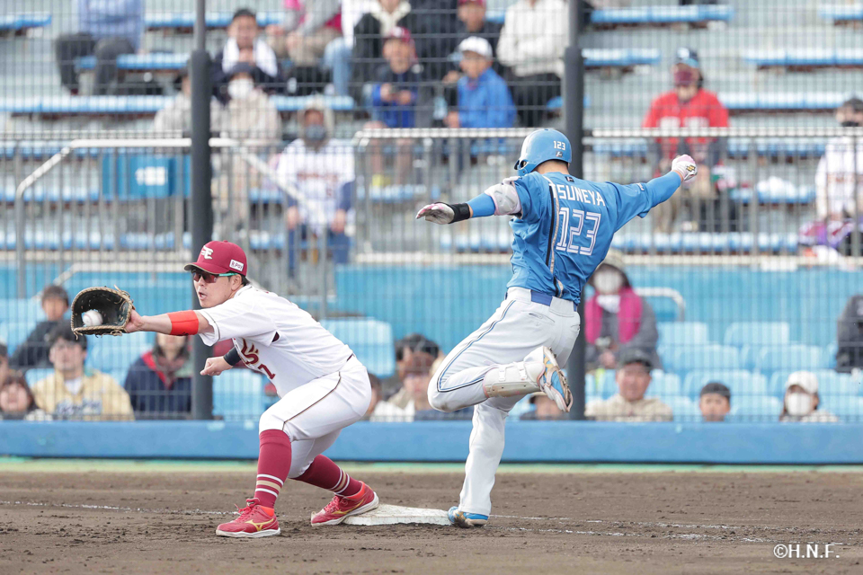 9回表、エラーで出塁する常谷選手