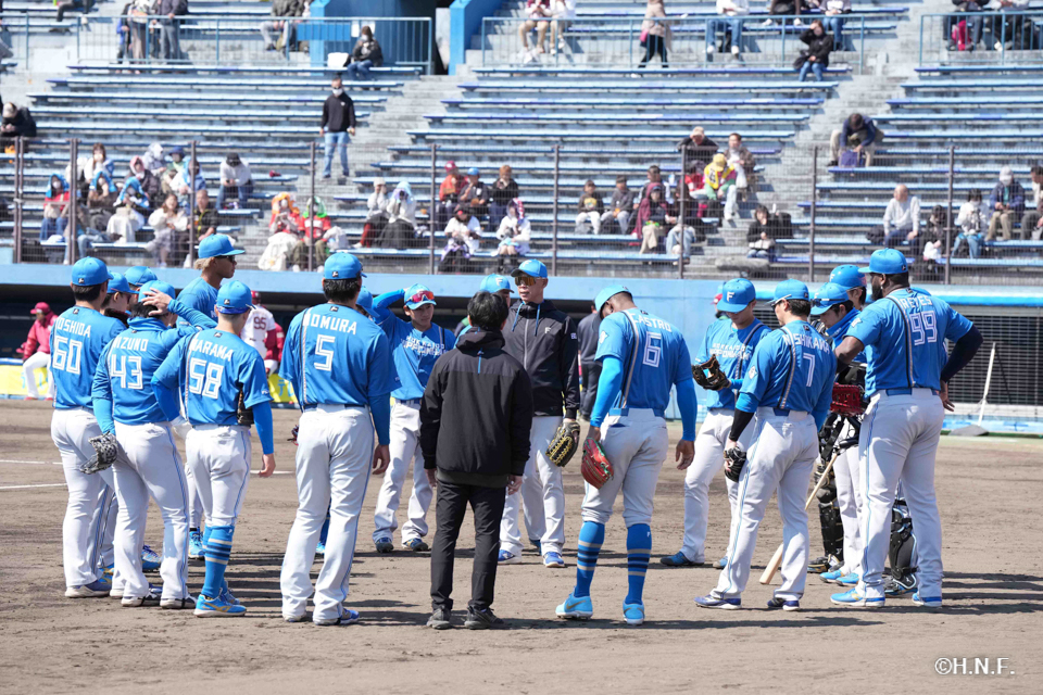 試合前、円陣を組む選手達