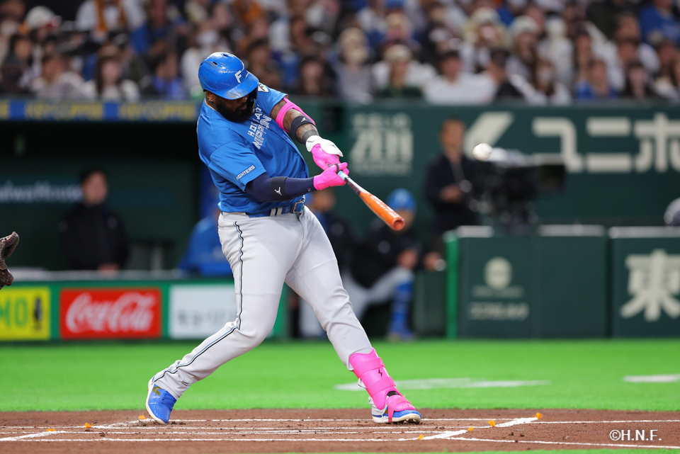 1回表、先制の2ランを放つレイエス選手01