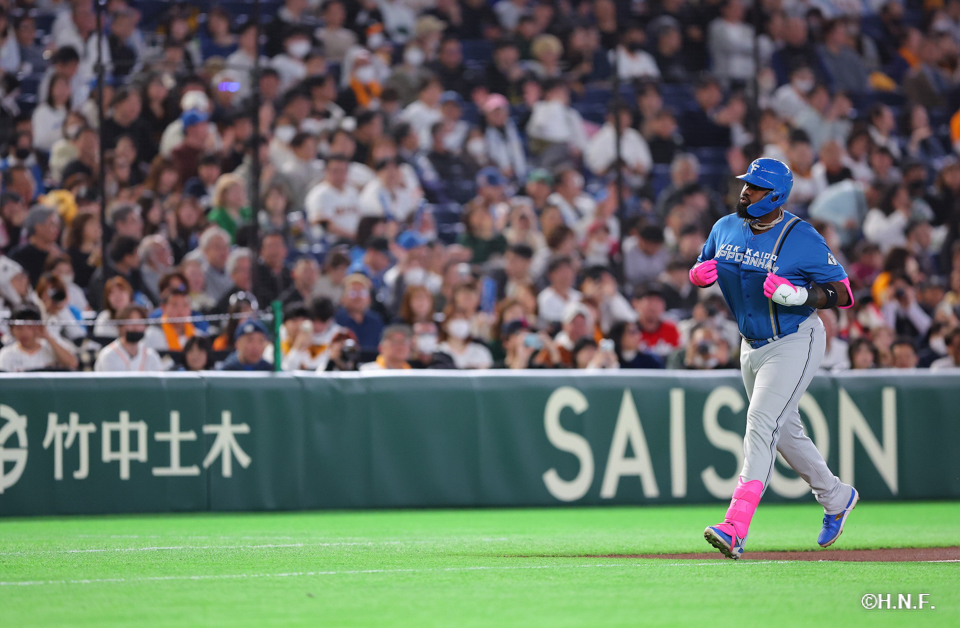 1回表、先制の2ランを放つレイエス選手02