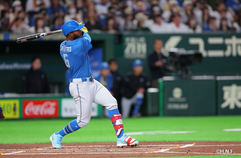 1回表、センターへヒットを放つカストロ選手