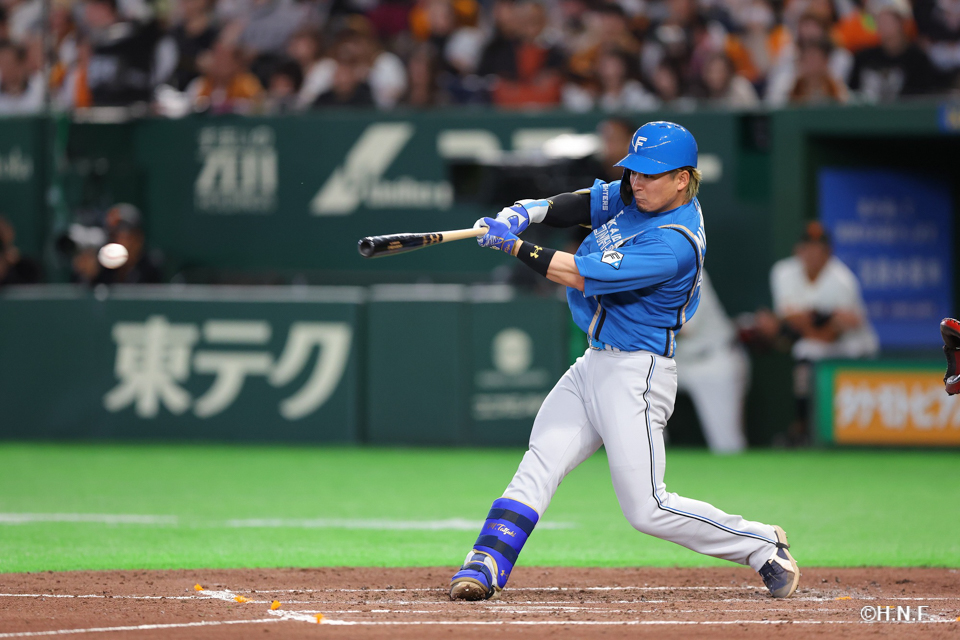 4回表、センターへ適時打を放つ水野選手01