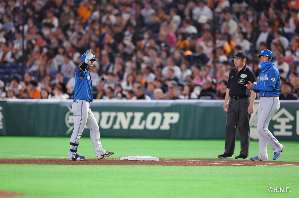 4回表、センターへ適時打を放つ水野選手02