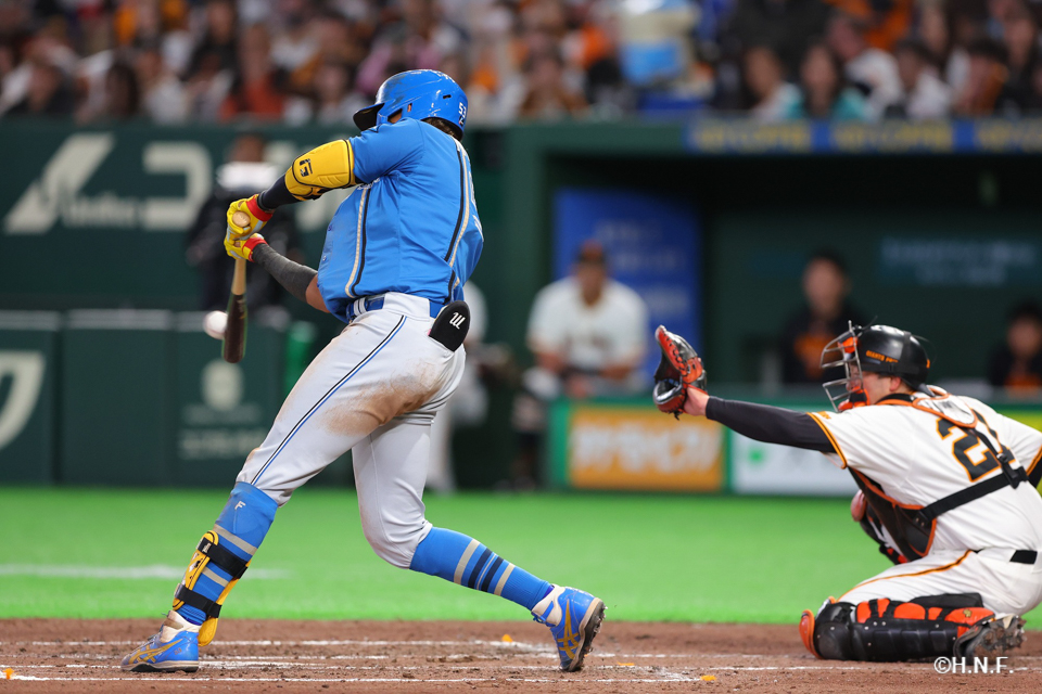 4回表、ライトへ満塁弾を放つ水谷選手01