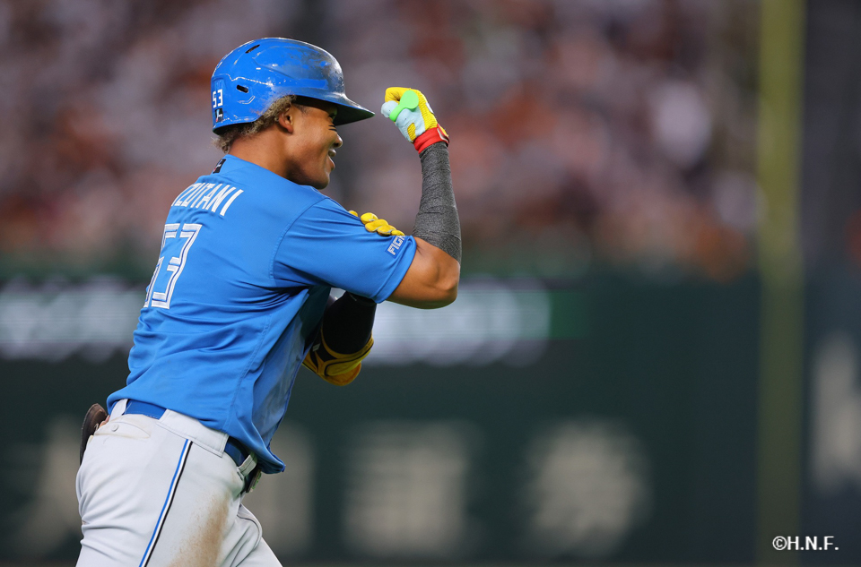 4回表、ライトへ満塁弾を放つ水谷選手02