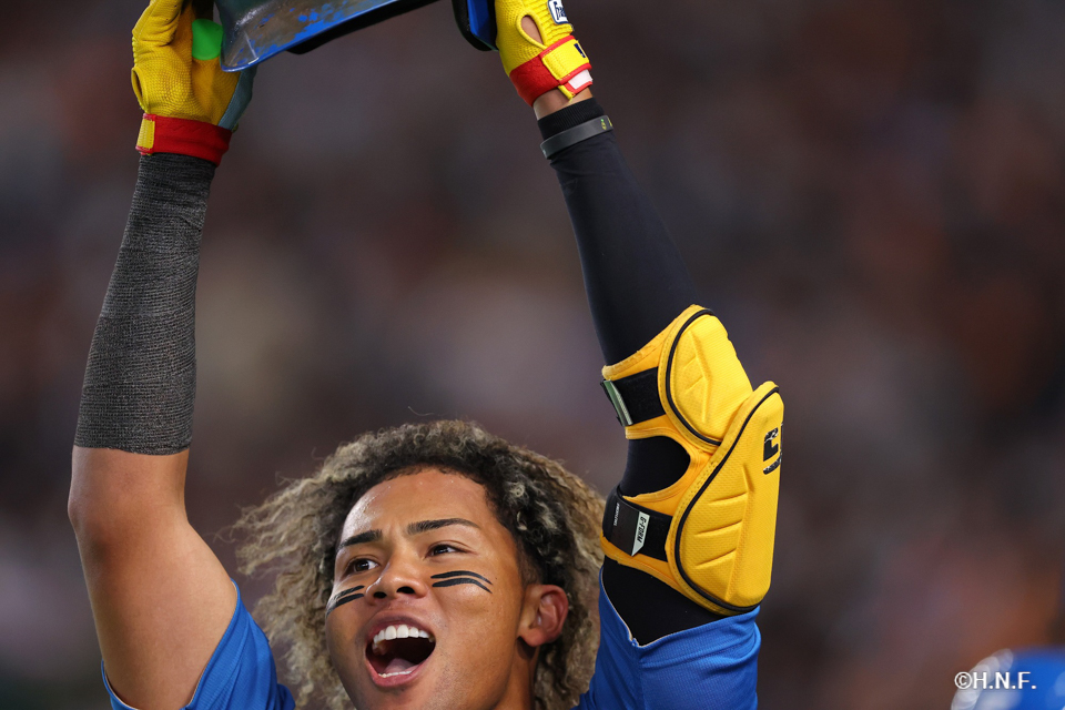 4回表、ライトへ満塁弾を放つ水谷選手03