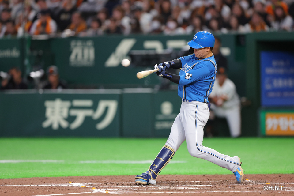 8回表、ライトへ本塁打を放つ矢澤選手01