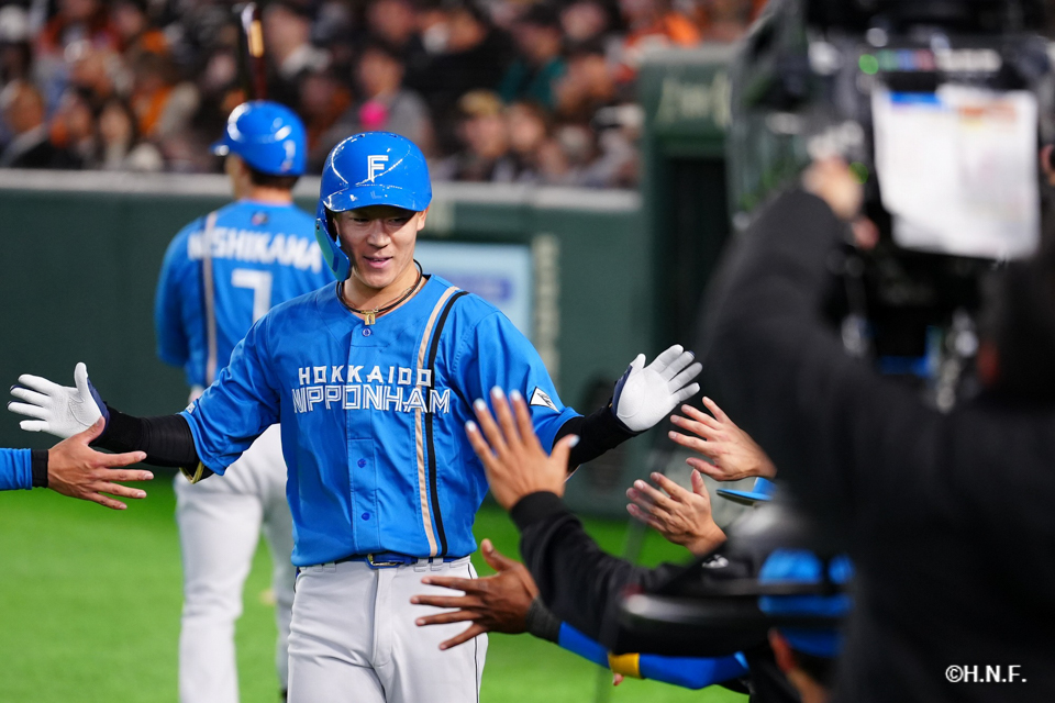 8回表、ライトへ本塁打を放つ矢澤選手02