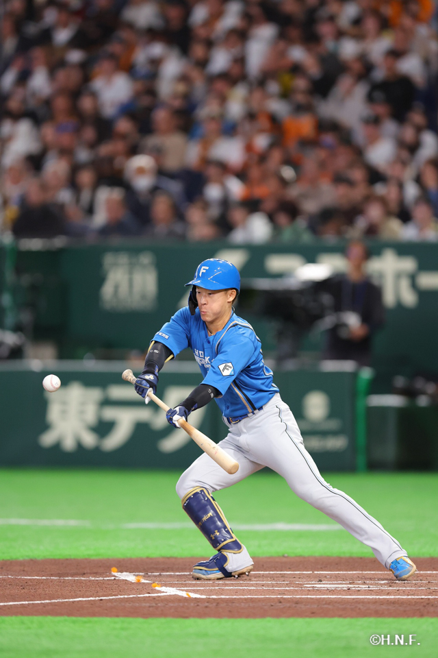 1回表、セーフティバントを成功させる矢澤選手