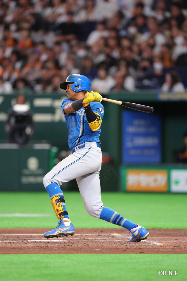 3回表、センターへヒットを放つ水谷選手