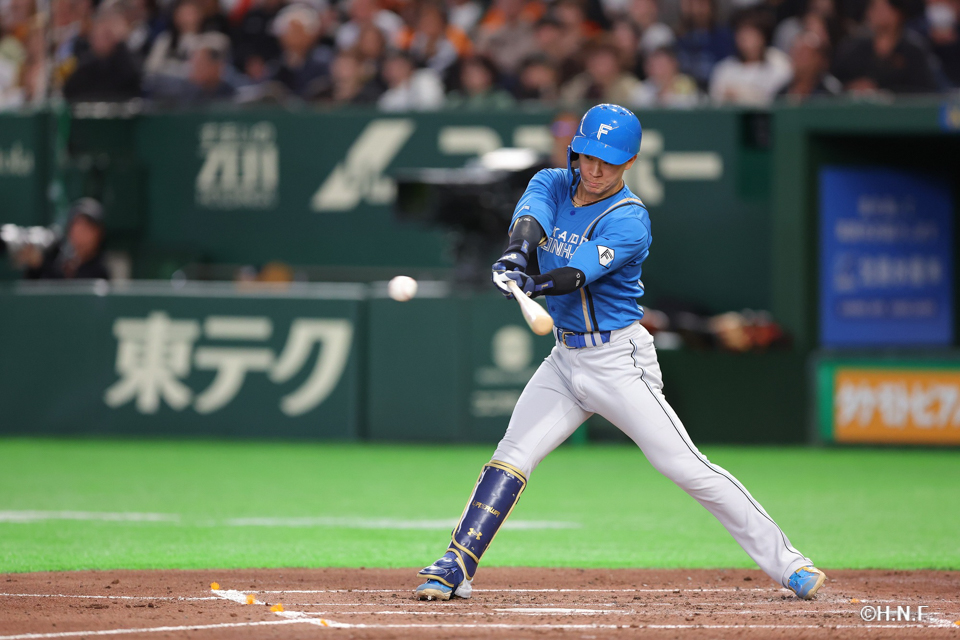 3回表、レフトへヒットを放つ矢澤選手01