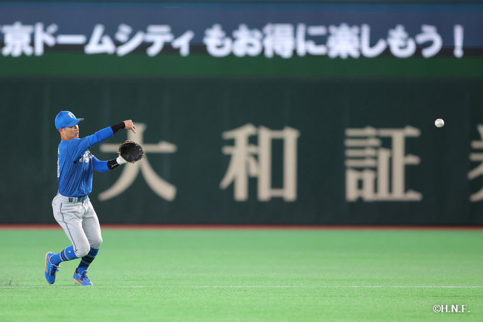 4回裏、好守をみせる奈良間選手