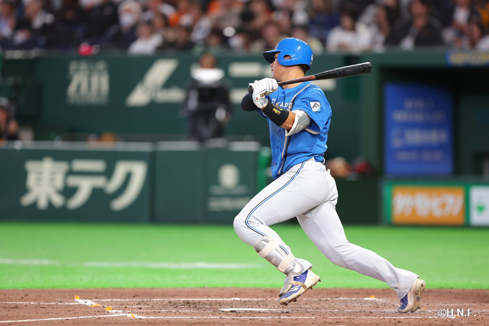 5回表、センターへヒットを放つ吉田選手