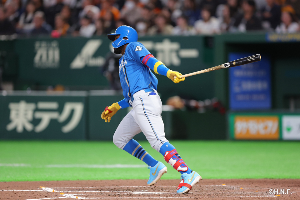 7回表、センターへヒットを放つカストロ選手