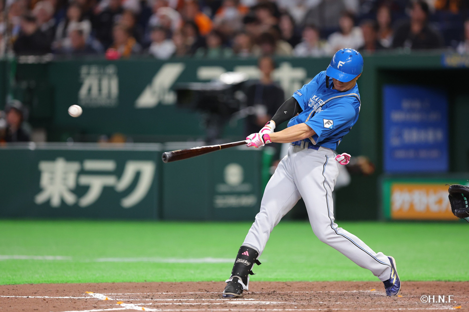 8回表、レフトへヒットを放つ西川選手01