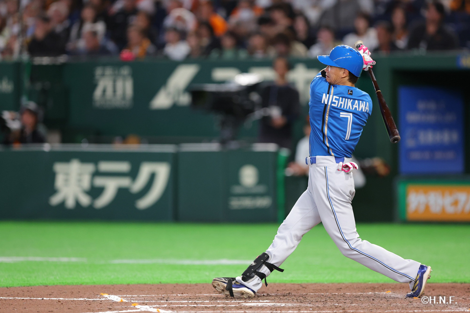 8回表、レフトへヒットを放つ西川選手02