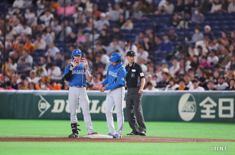 8回表、レフトへヒットを放つ西川選手03