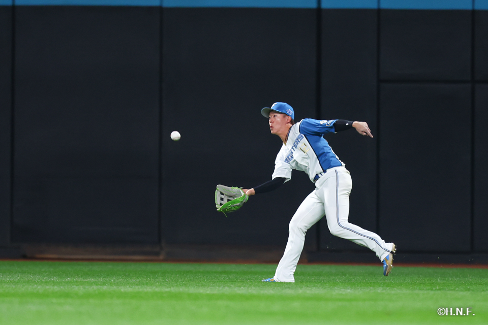 1回表、好守をみせる矢澤選手