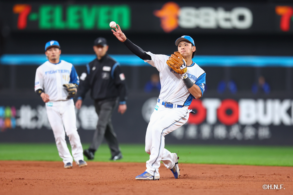 2回表、二ゴロを捌く野村選手