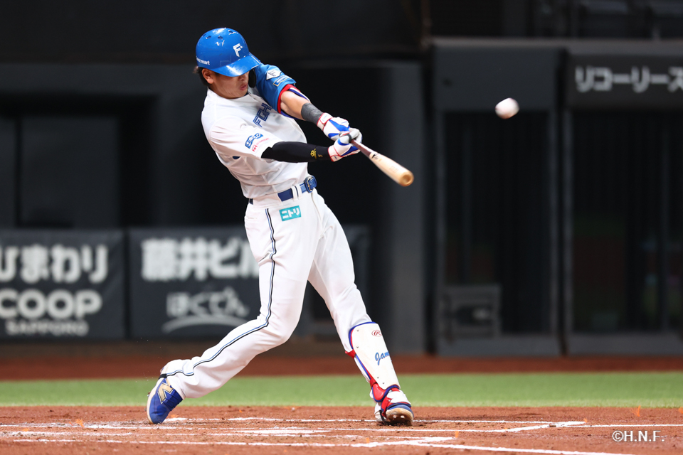 2回裏、レフトへ2ランを放つ野村選手01